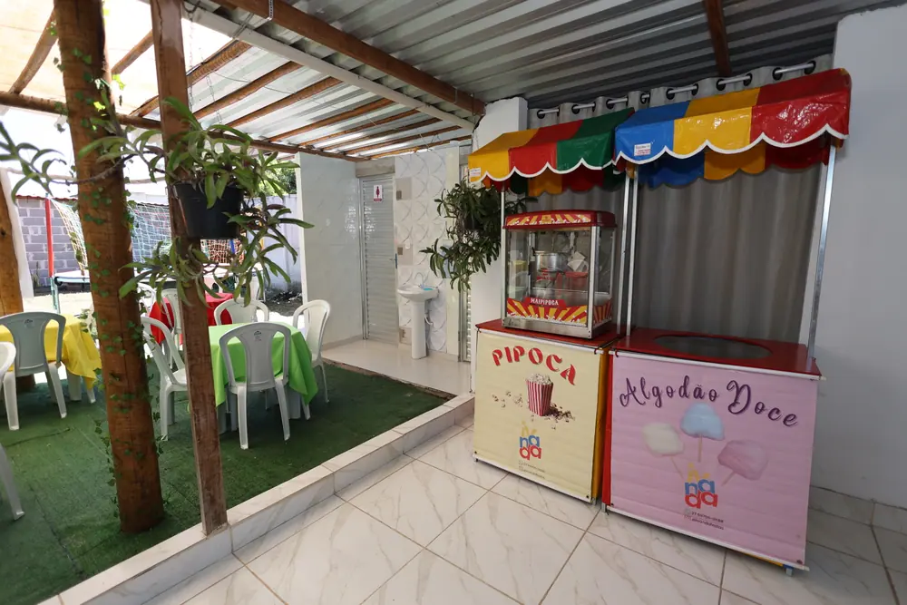 Carrinhos de pipoca e algodão doce montados dentro do salão