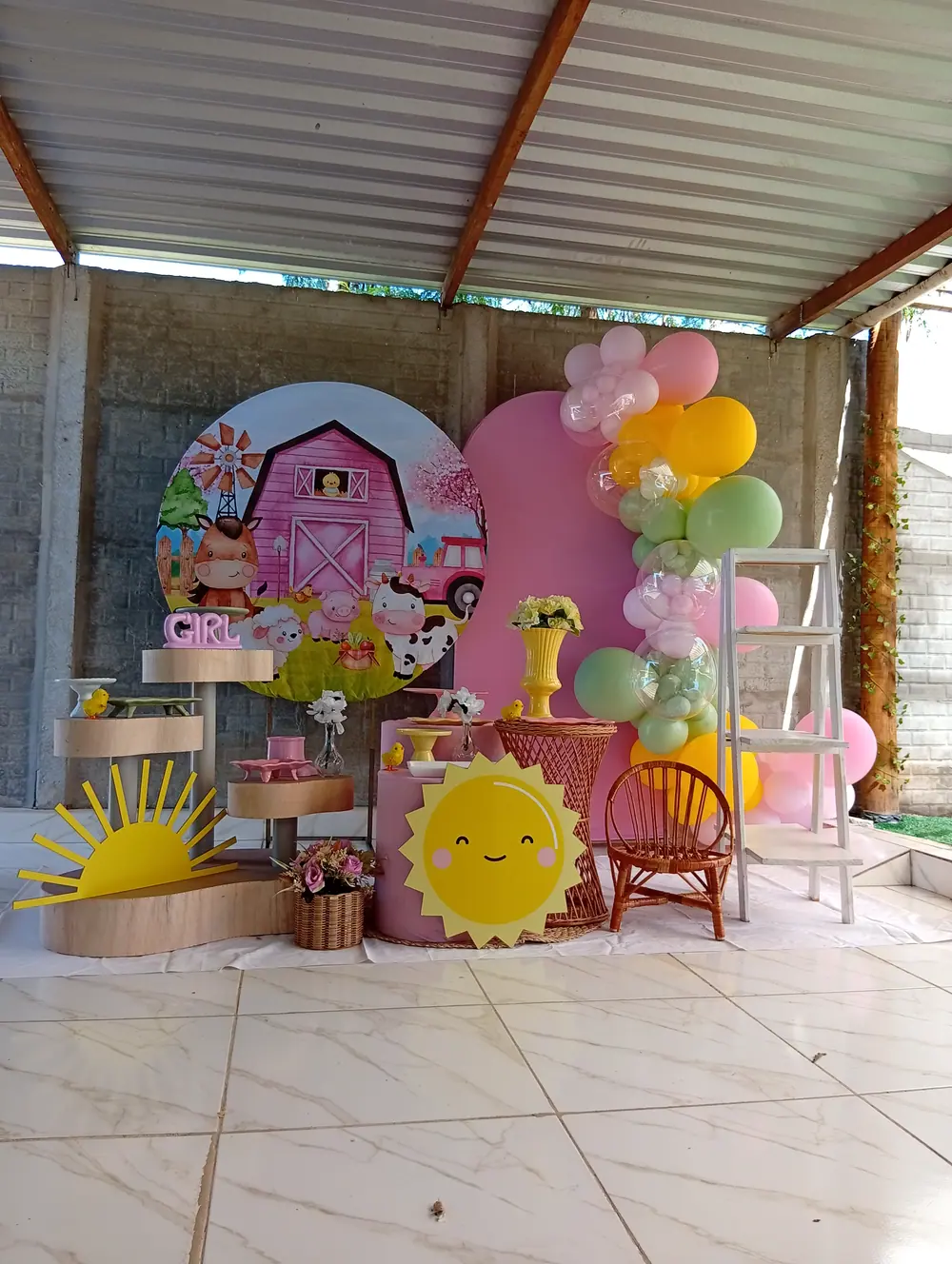 Decoração de festa montada no espaço, com painel temático e arco de balões