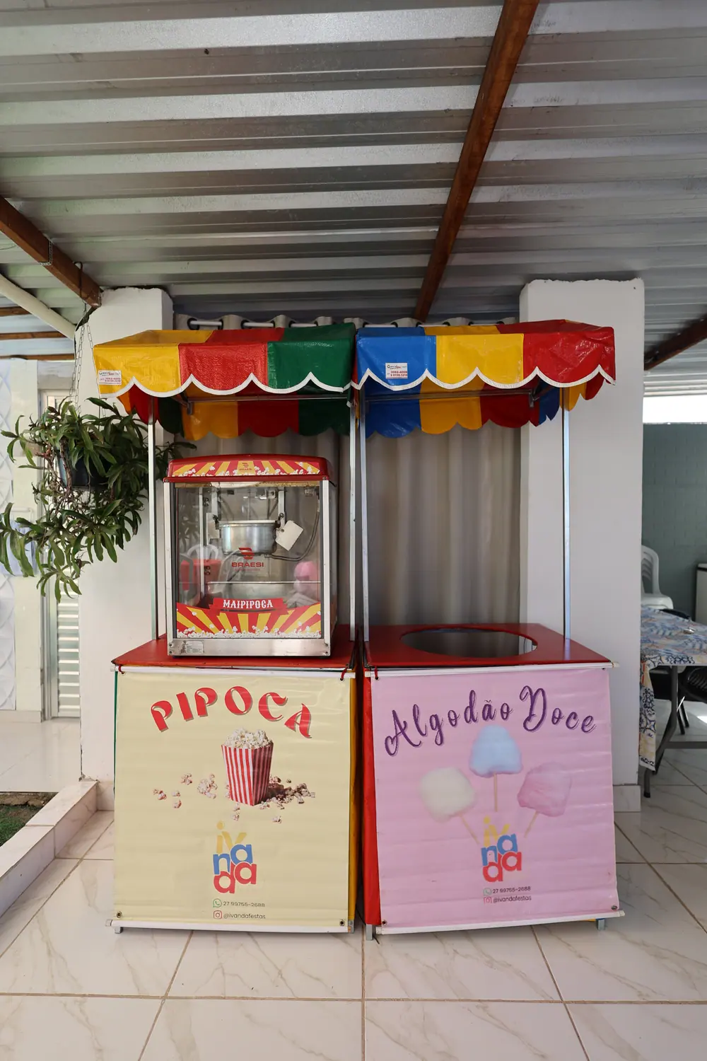 Carrinhos de pipoca e algodão doce montados na área externa