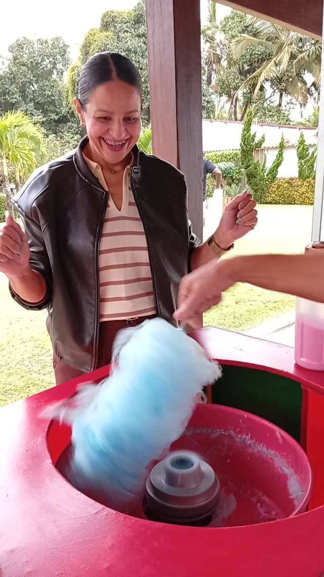 Preparo de algodão doce na máquina profissional